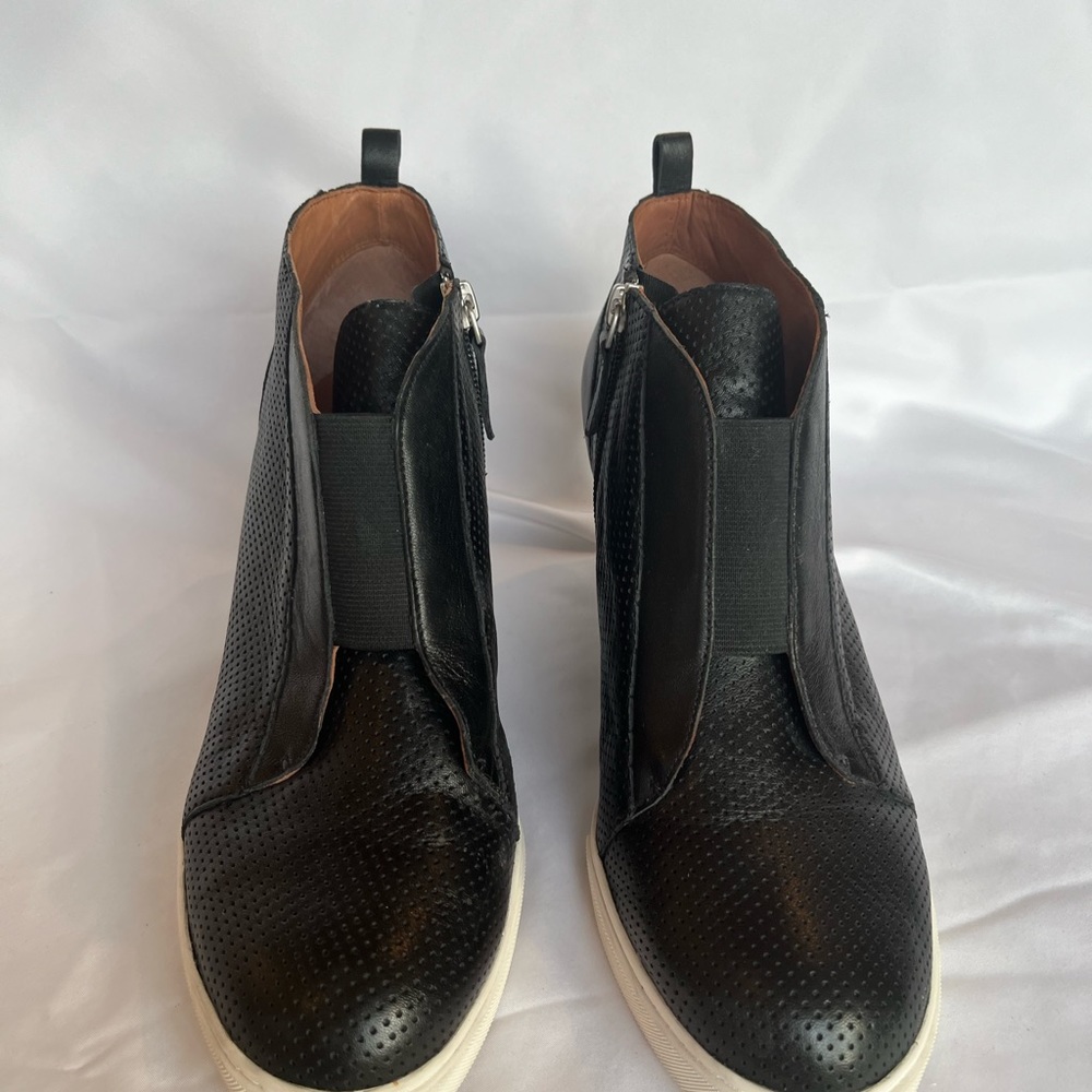 Linea Paola Black Ankle wedge